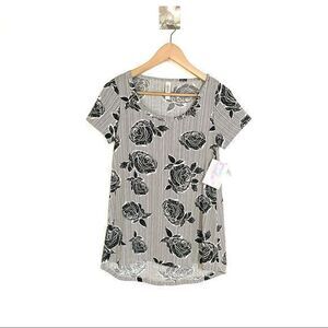 NWT LuLaRoe black Roses Classic T-shirt LuLaRoe T-shirt Floral xxs NEW